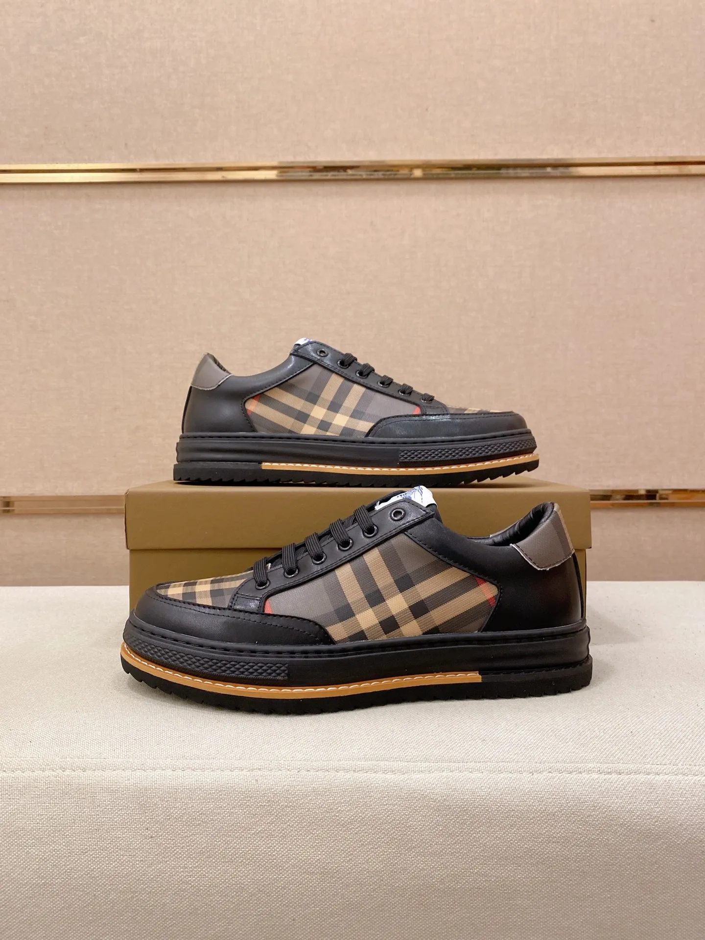 Men's shoes 💰: 420💰🇮🇹🇮🇹BURBERRY's top purchasing agents are available simultaneously at the counter. 🔍🔍On sale at the same time. Positive code number: 38-44 Italian imported first-layer cowhide with fabric. Fully imported sheepskin lining, sole: the original sole is specially provided by the original factory, the exclusive movable molded sole is super comfortable, the original factory follows the order, 🔍🔍high quality, you can go in and out of the counter at will, welcome to compare. Can be customized. 45 non-refundable